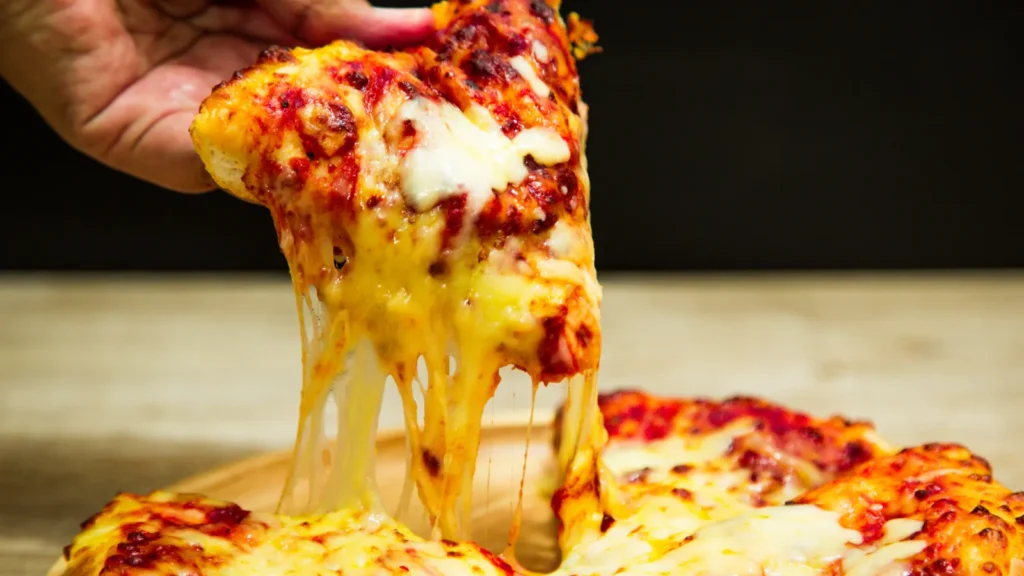 kawałek pizzy z ciągnącym serem
