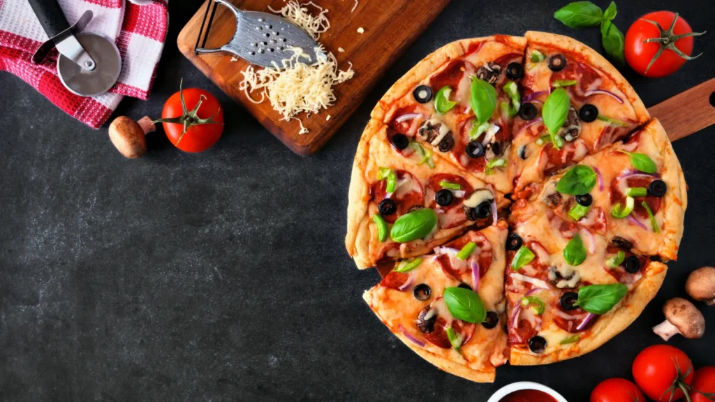 pizza na stole pokrojona