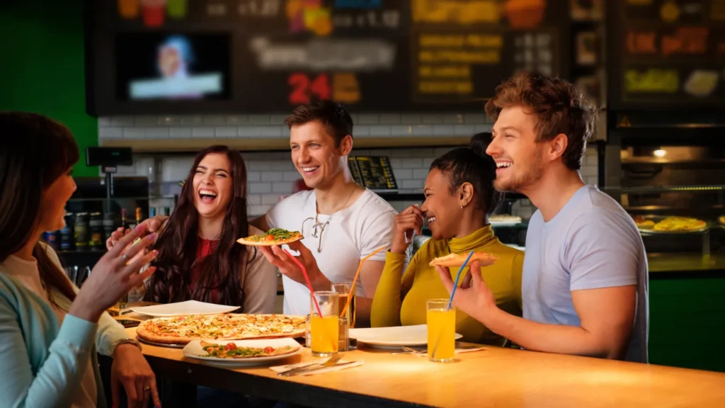 zadowoleni klienci pizzeri